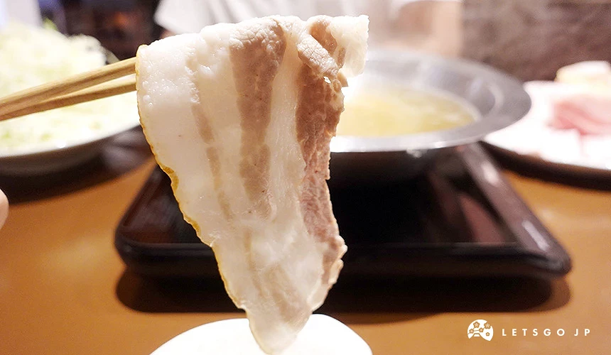 CHABU 那霸東町店裡美味熟透的鳳梨阿古豬肉片