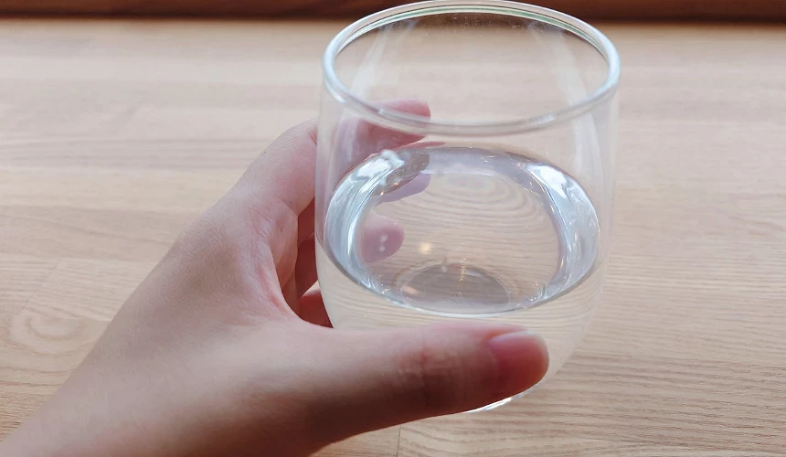 手拿著一杯水