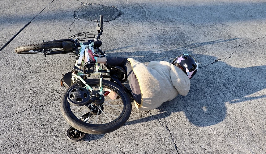 騎腳踏車跌倒的小孩