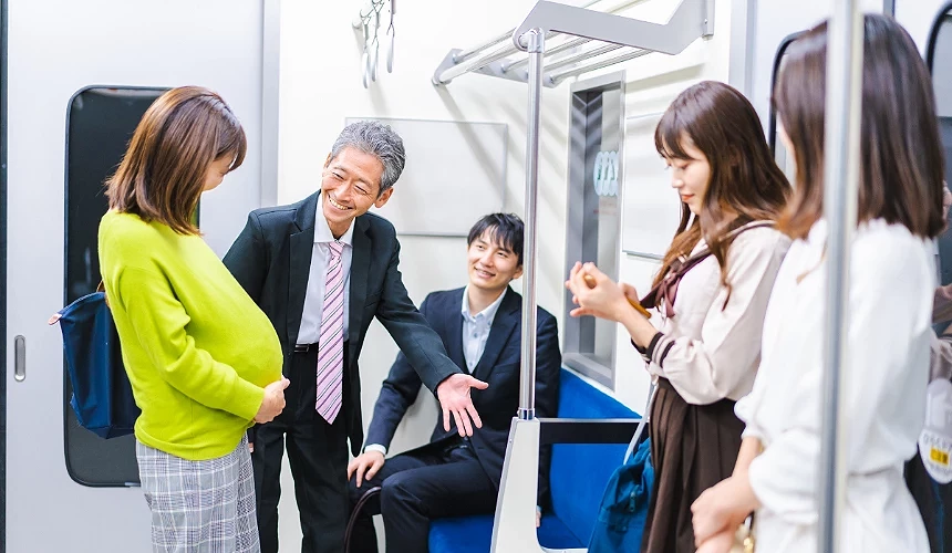 電車上讓座給孕婦