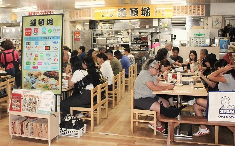 道頓堀食堂內顧客用餐情景
