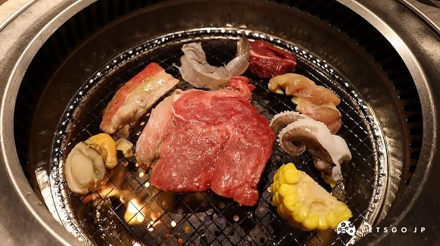 牛肉、豬肉、蔬菜、海鮮放在圓形烤網上