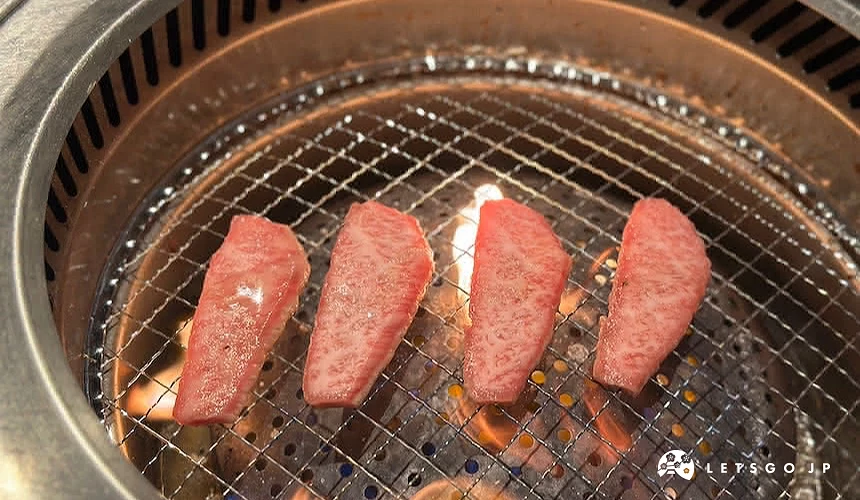 烤網上放了四塊油花均勻的肉