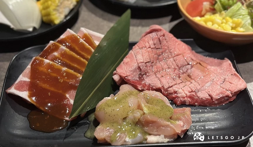 稀有部位牛排、牛肋肉、雞肉