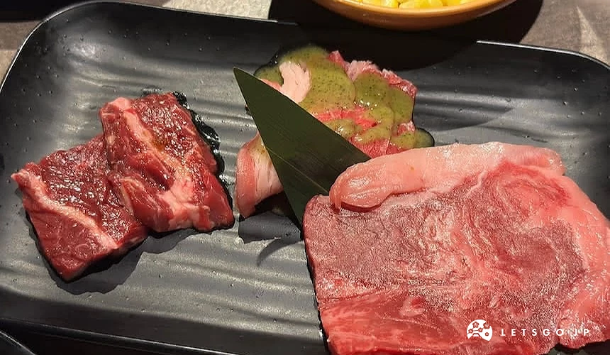 新鮮肉片與肉塊放在盤子內