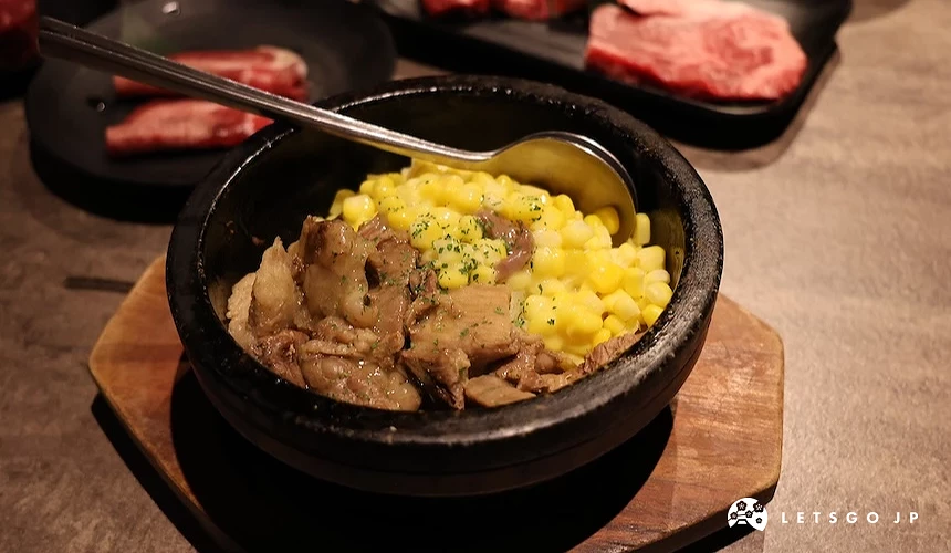 石鍋拌飯中有滿滿的肉與玉米粒