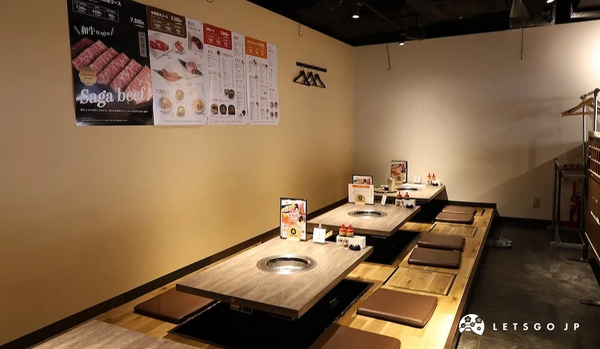 燒肉店的榻榻米下掘式座位