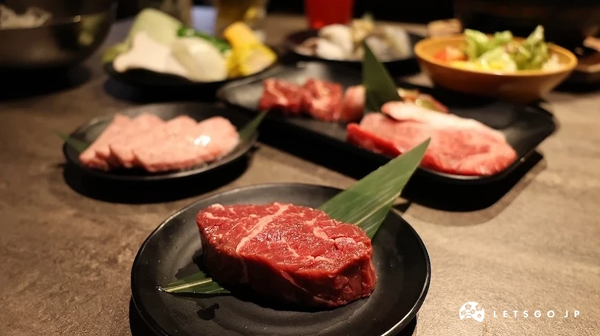 超厚的牛排與其他肉片等料理