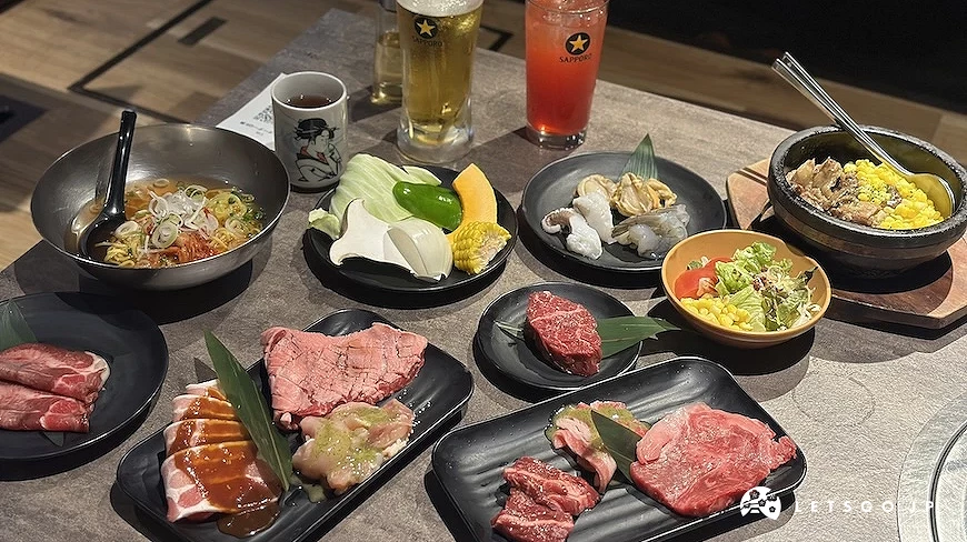 燒肉拼盤、蔬菜、冷麵、兩杯飲料、沙拉等套餐