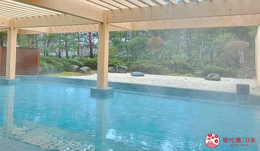 冒著蒸氣的溫泉,可看到庭園樹景
