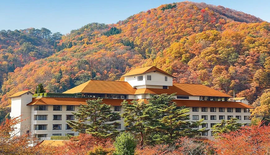 橘色屋頂的「紅葉館」與背景滿山楓葉