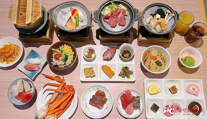 擺放在桌上的陶板燒、蟹腳、壽司、拉麵、小菜等料理