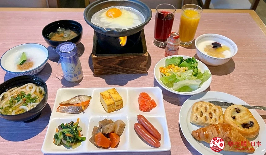 擺滿小菜、麵包、沙拉、湯麵、煎蛋等料理的桌面