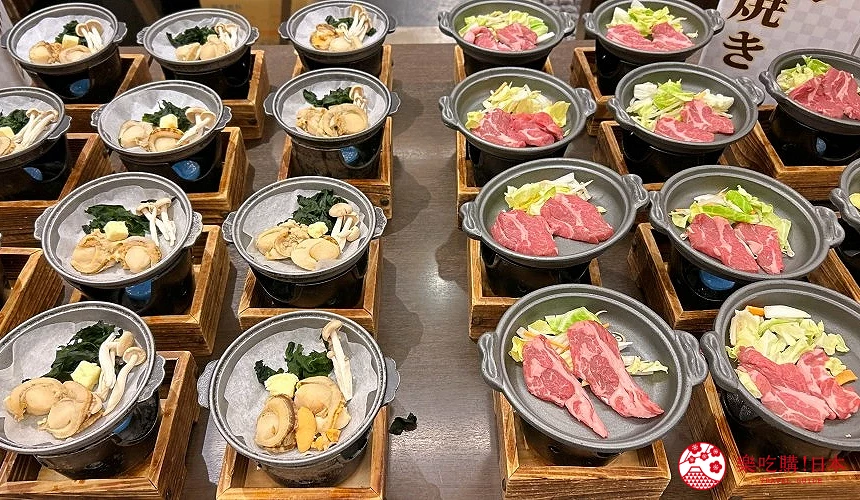 擺滿海鮮及肉類陶板燒的桌面