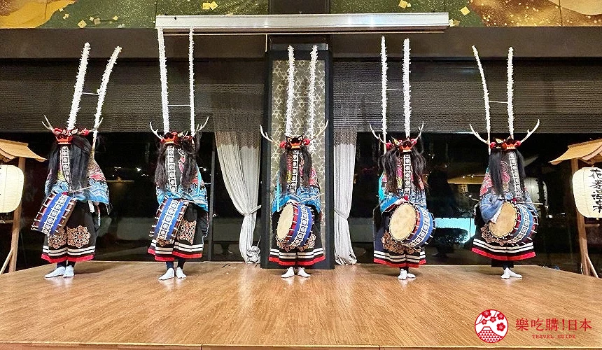 穿著傳統服裝在舞台上表演的五人