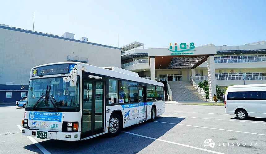 停在iias 沖繩豐崎門口的公車