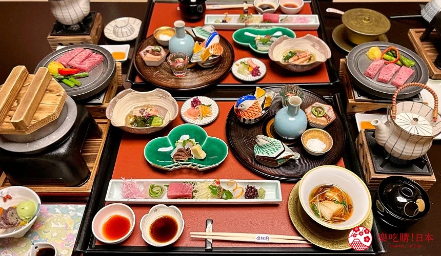 擺滿桌面的各式料理