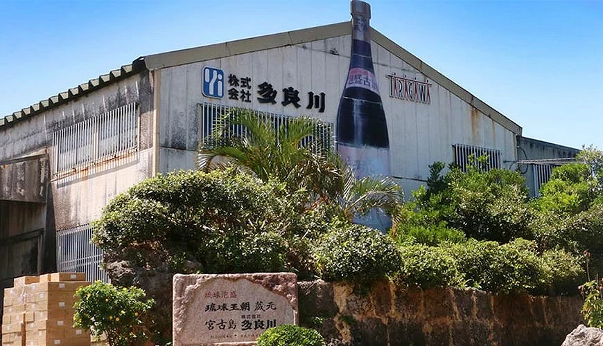時至今日依然堅持純手工釀造的琉球泡盛「多良川」