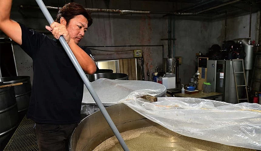 渡久山酒造第四代社長渡久山研悟,依然每天堅持手工釀酒