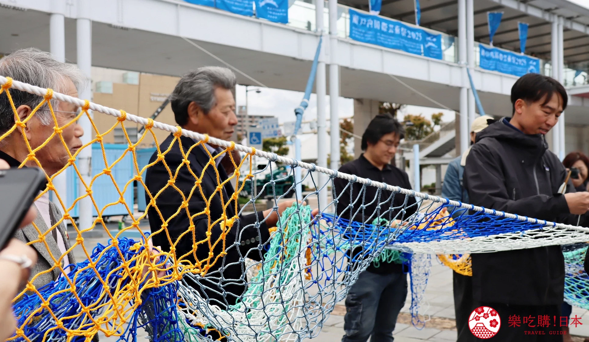 「天空織網」以白、黃、綠、青、水色五種瀨戶內海的海水顏色為主色打造。攝影:Alice