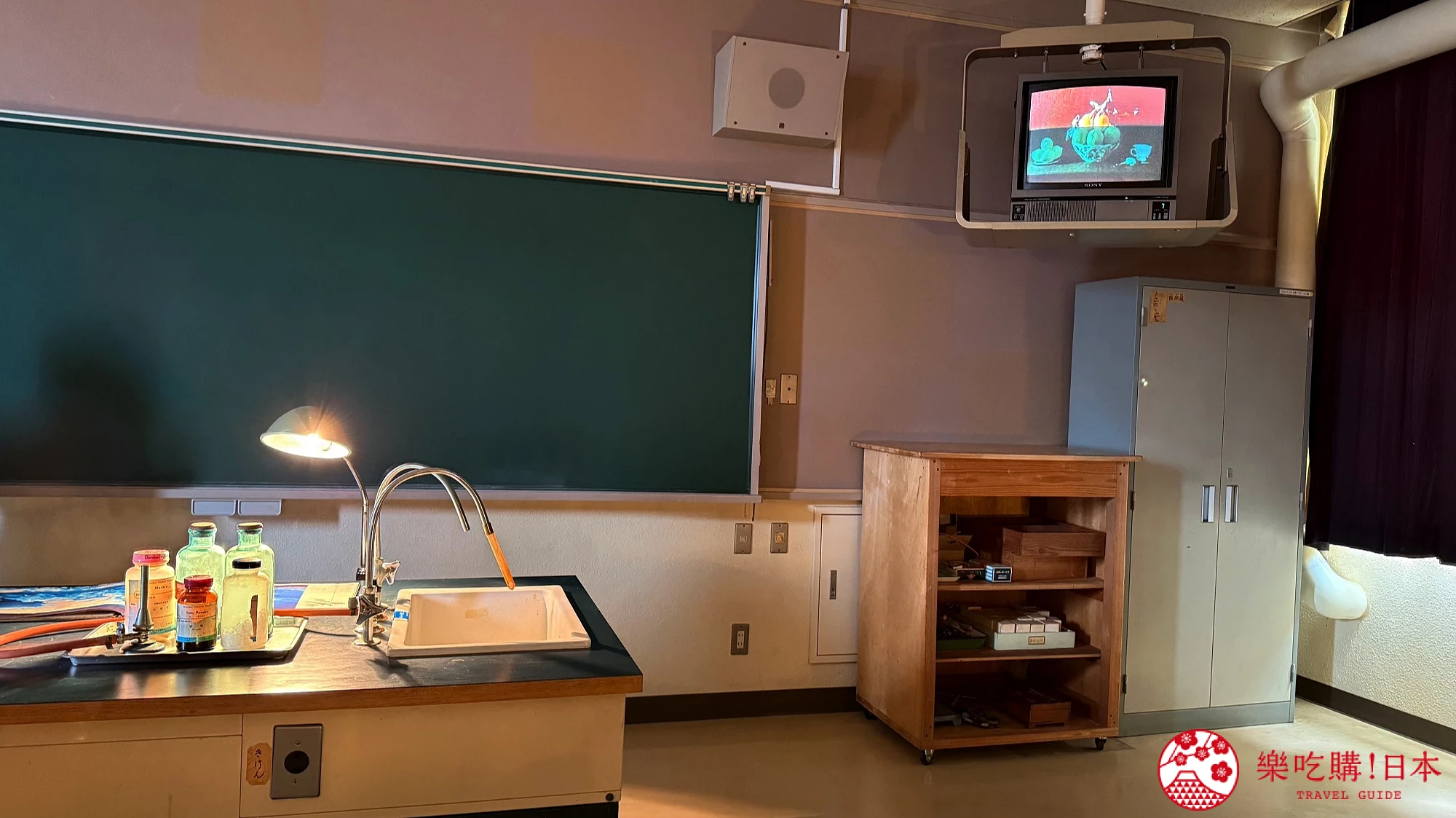 瀨居島計畫「SAY YES」匯聚16位藝術家,將已被廢校的幼稚園、小學與中學校當作創作基地,展出以「海島」、「静物畫」等各種主題的藝術作品。圖為藝術家 Mami Kosemura 的作品「Display of/and Nature」