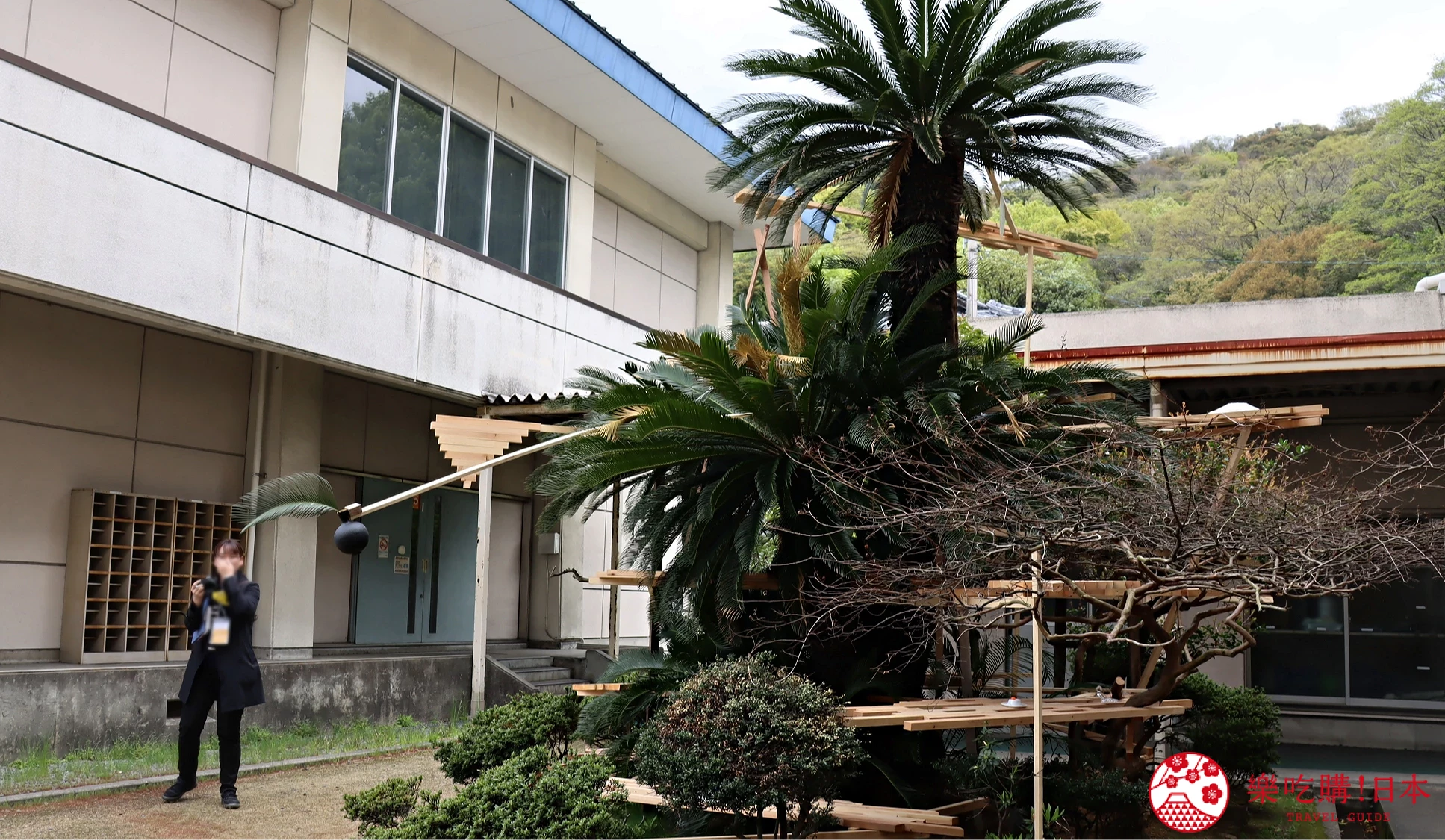 位於舊瀨居小學校 1 樓的藝術家狩野哲郎的作品「已知的道路、未知的土地」。