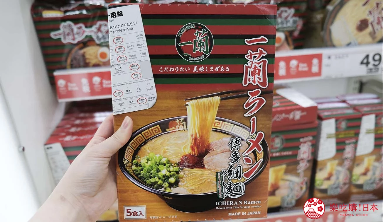 紙盒包裝的食品,畫有拉麵