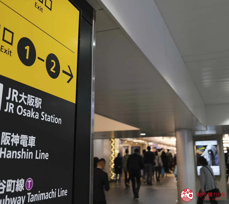 車站指示牌,寫有日文
