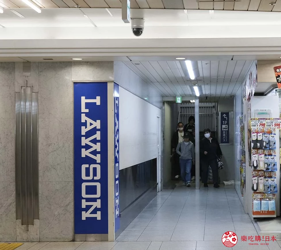 車站出口路徑,左側有LAWSON字樣