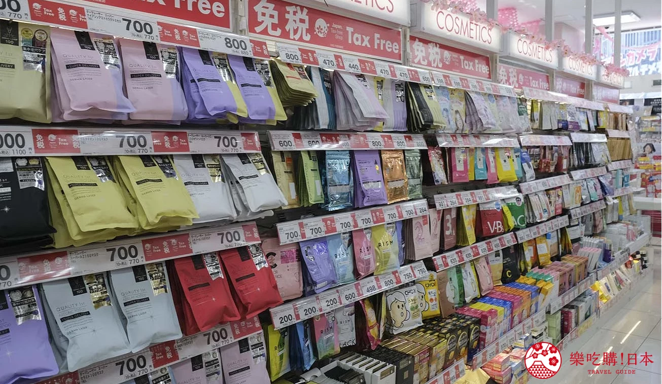 擺滿面膜類商品的陳列架
