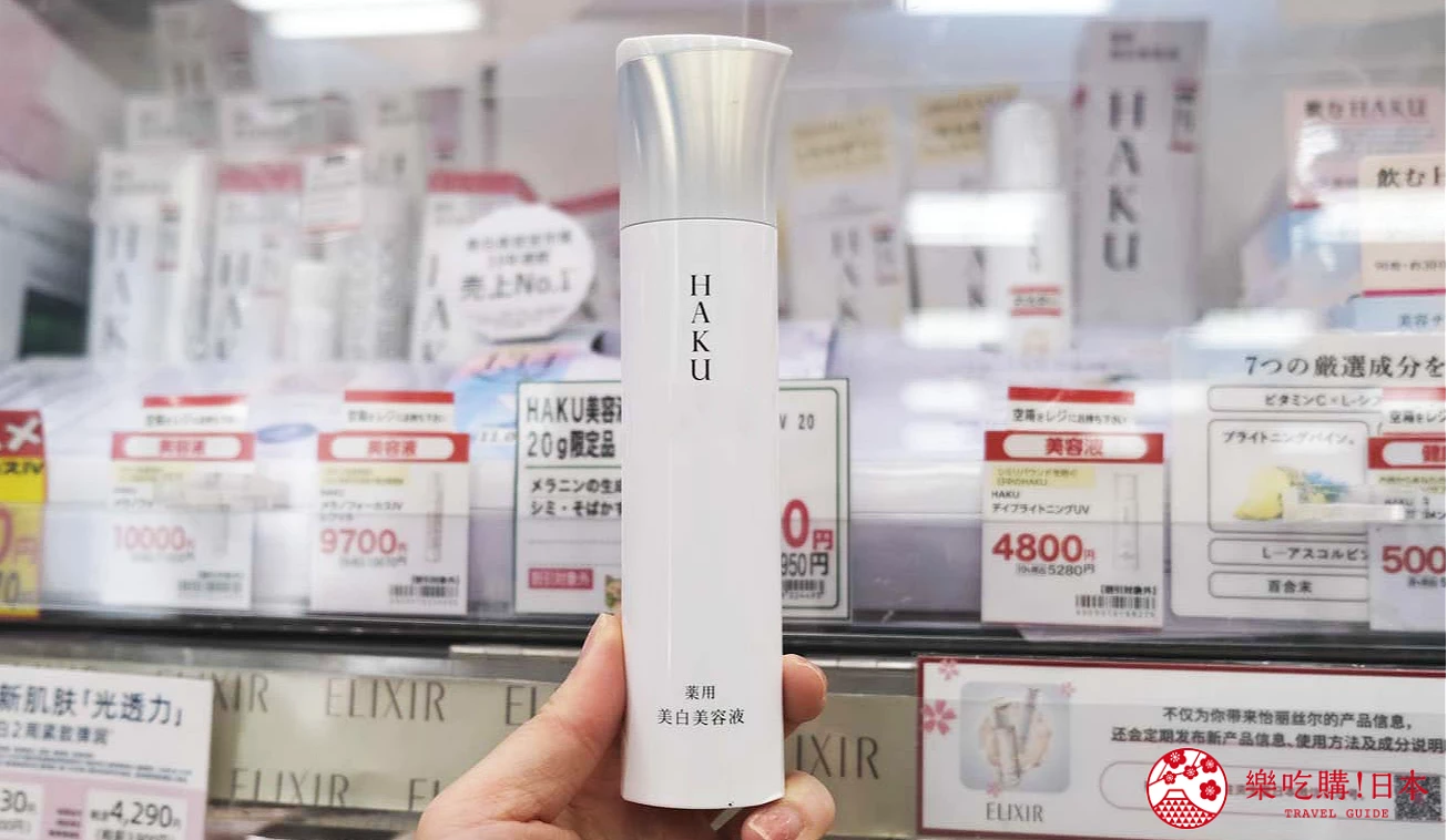 白色的瓶裝化妝品,寫有英文
