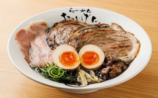 「拉麵魁源太宰府店」：豚骨拉麵、蝦香醬油拉麵、炭火豬肉丼必吃