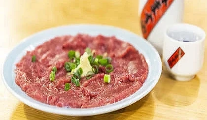 經典料理為「生馬肉（さくら肉刺身）」