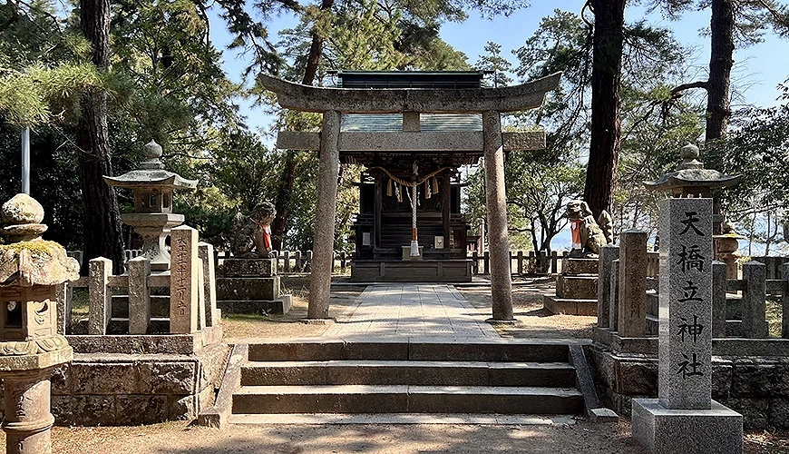 陽光灑在天橋立神社的正面外觀照