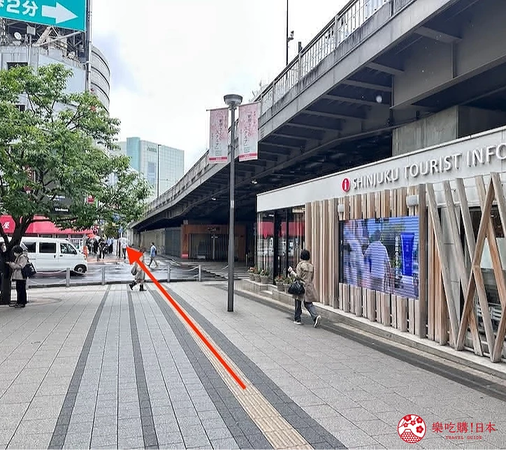 經過觀光旅遊中心直走