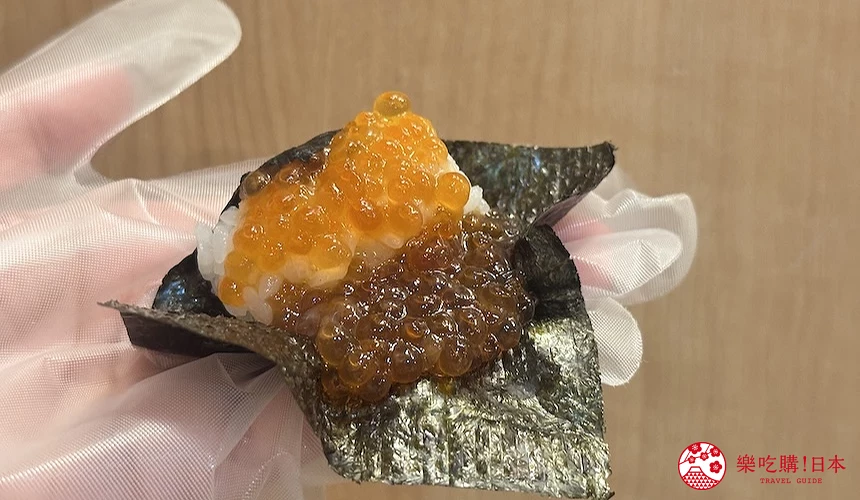 拿著鮭魚卵口味滿溢手卷的手