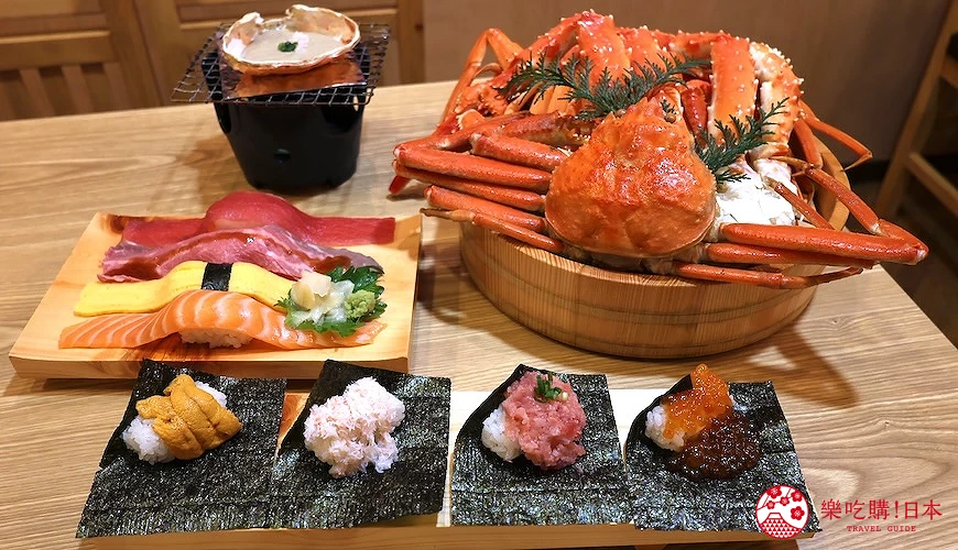 擺滿松葉蟹、帝王蟹、手卷、握壽司的桌面