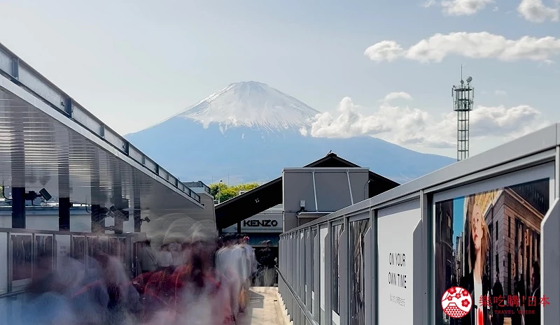 御殿場 Premium Outlets 內部步道,遠眺晴空下的富士山