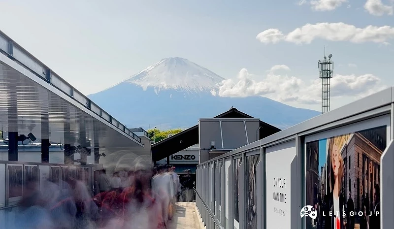 御殿場 Premium Outlets 內部步道,遠眺晴空下的富士山