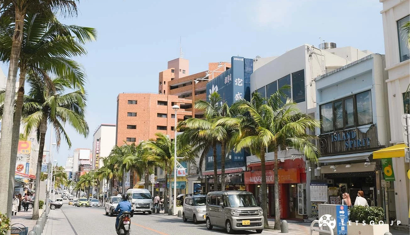 國際通主要街道,兩旁有棕梠樹及多家店鋪