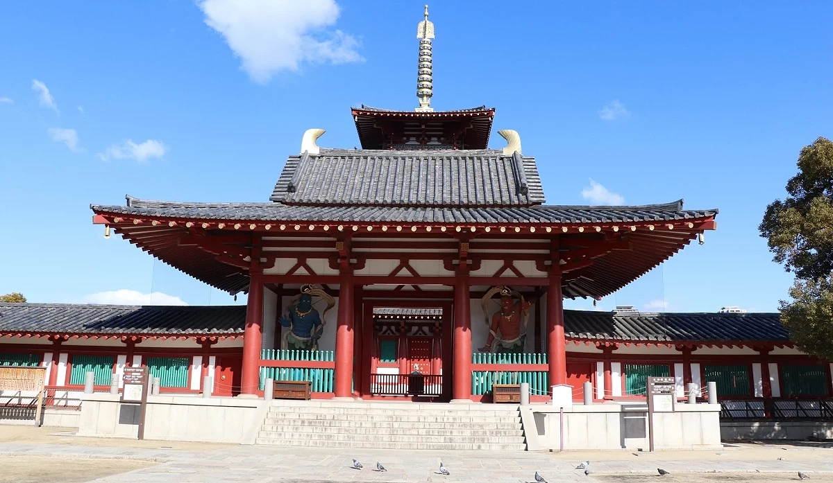 四天王寺中心伽藍的仁王門正面觀,朱紅色傳統日式建築,大門左右兩側可見仁王像