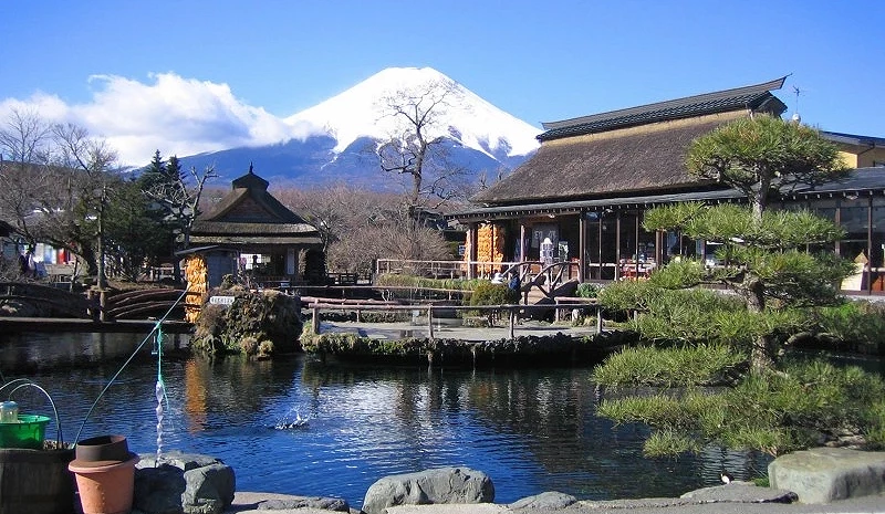 從忍野八海看見山頂積雪的富士山