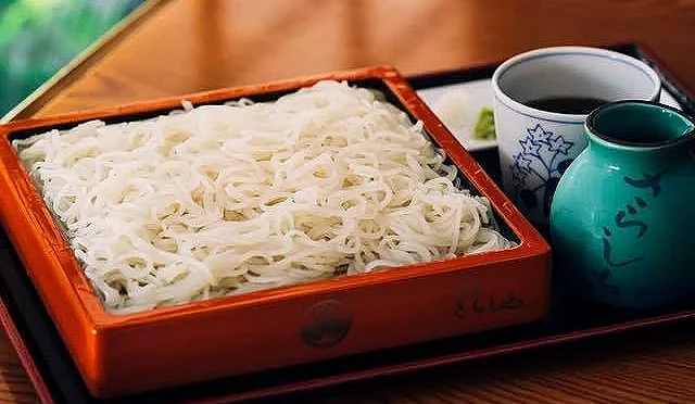 「總本家 更科堀井」以純白色「更科蕎麥」為名