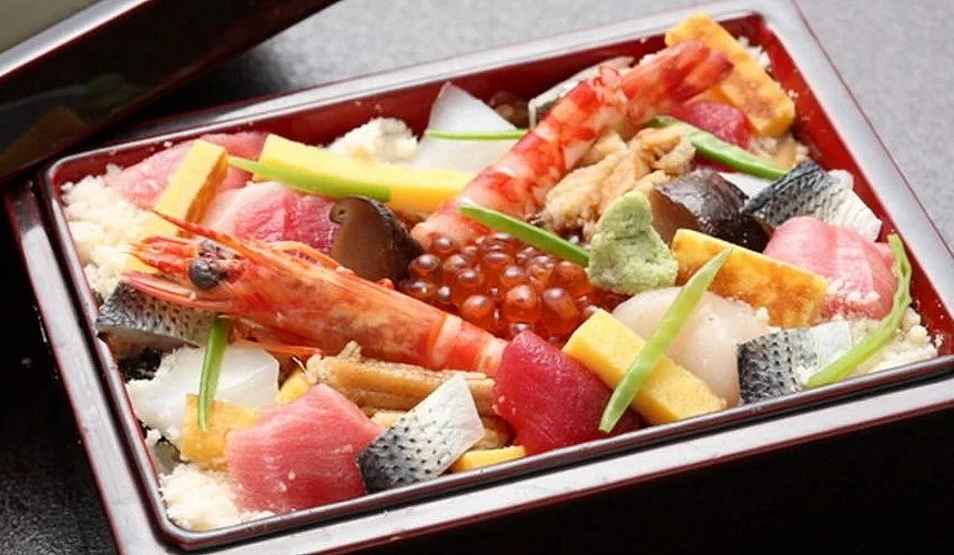由鮪魚、蝦子、當季海鮮等20種食材組成的「寶珠散壽司」