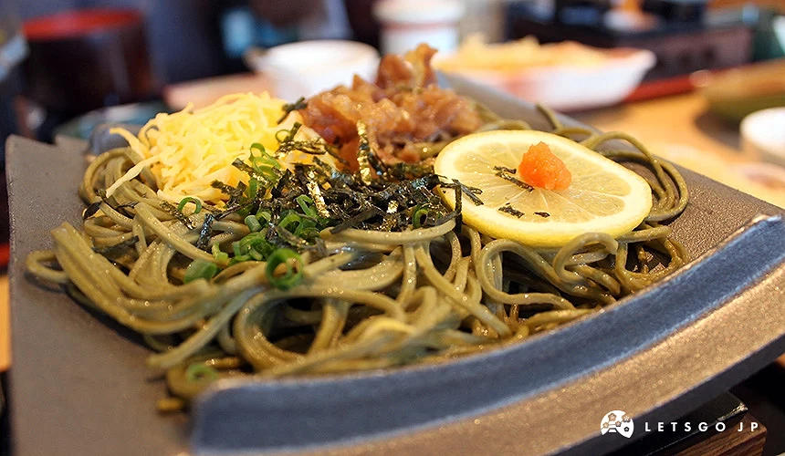 綠色蕎麥麵鋪在燒得滾燙的瓦片上