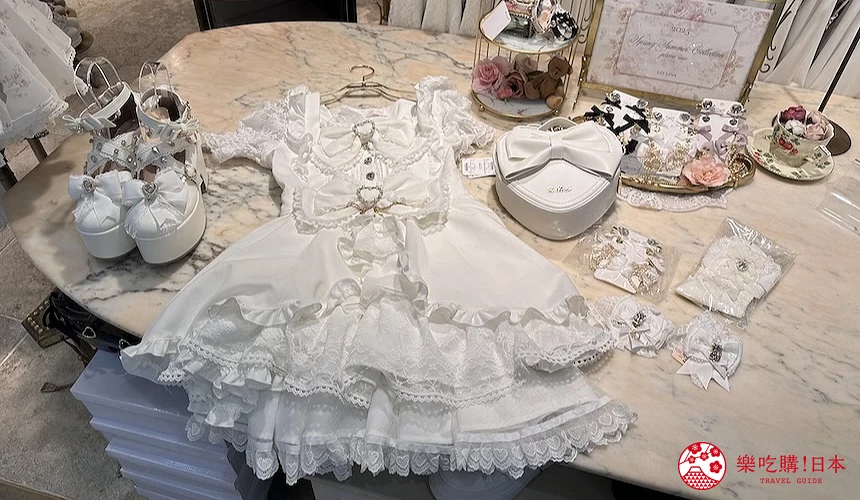 桌上擺放洋裝、鞋子、包包、襪子、飾品