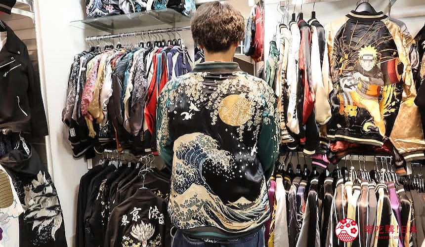 男性穿著刺繡外套