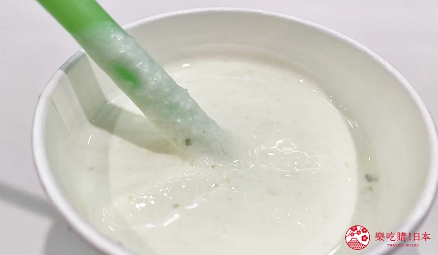 掀開毛豆泥奶昔蓋子後看到的內部,有一些毛豆泥顆粒在奶昔裡面
