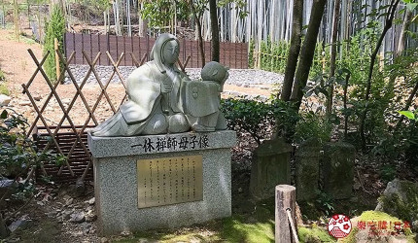 嵐山地藏院院內的休禪師母子石像特寫