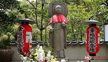 嵐山鈴蟲寺寺內的幸福地藏菩薩中景